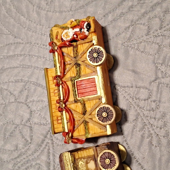 Vintage 1995 holiday express resin train set. - Picture 7 of 8